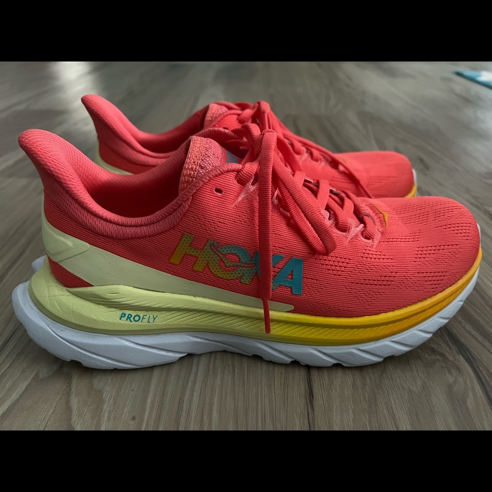 Women’s Hoka Mach Sneakers.  Size 6.5.  EUC.